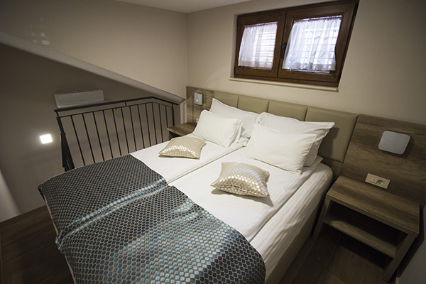 bracni krevet u family room villa divani